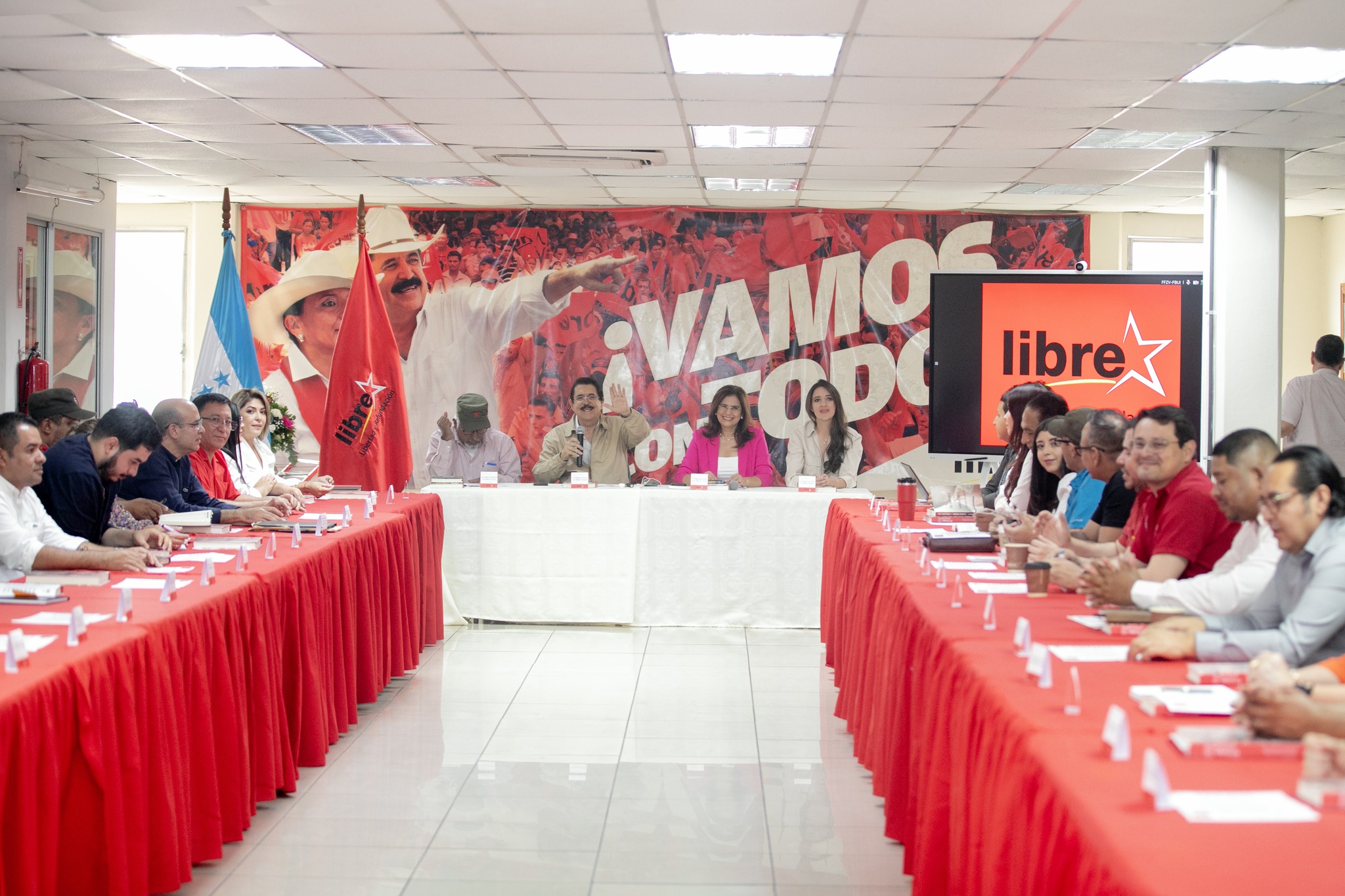LIBRE intensifica estrategia preelectoral con denuncias anticipadas y encuestas cuestionadas