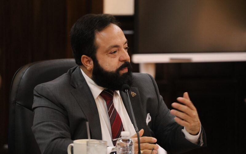 Alegan que Luis Redondo favoreció banco conectado a su entorno familiar