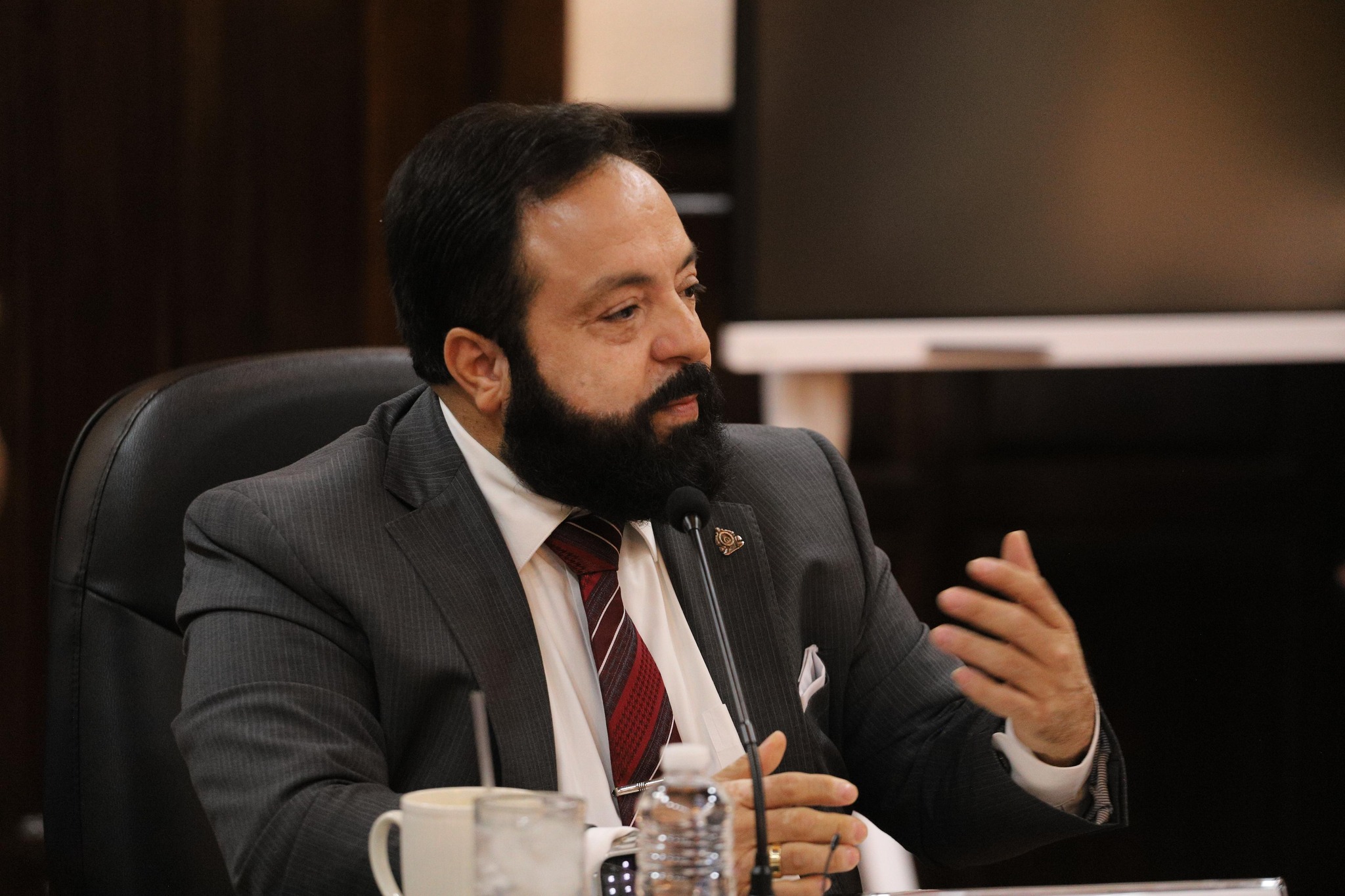 Alegan que Luis Redondo favoreció banco conectado a su entorno familiar